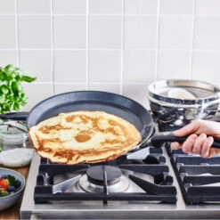 GreenPan Essentials Pannenkoekenpan Ø24 Cm 8 GreenPan Essentials Pannenkoekenpan Ø24 Cm -Keukengerei Winkel 102 5917 3 1